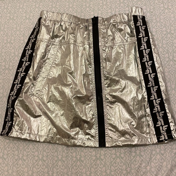 LF Shiny Metallic Silver Zip Front Logo Skirt Lined Mesh Zip Back Elastic Waist - Picture 8 of 12